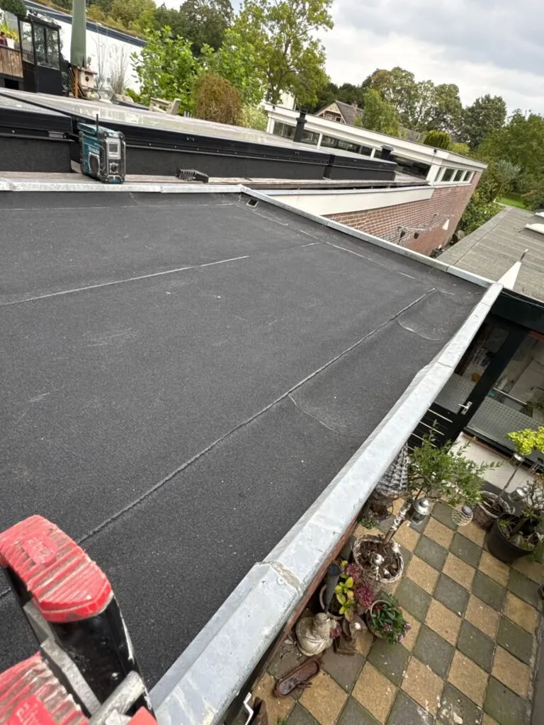 Hellend dak hersteld na stormschade