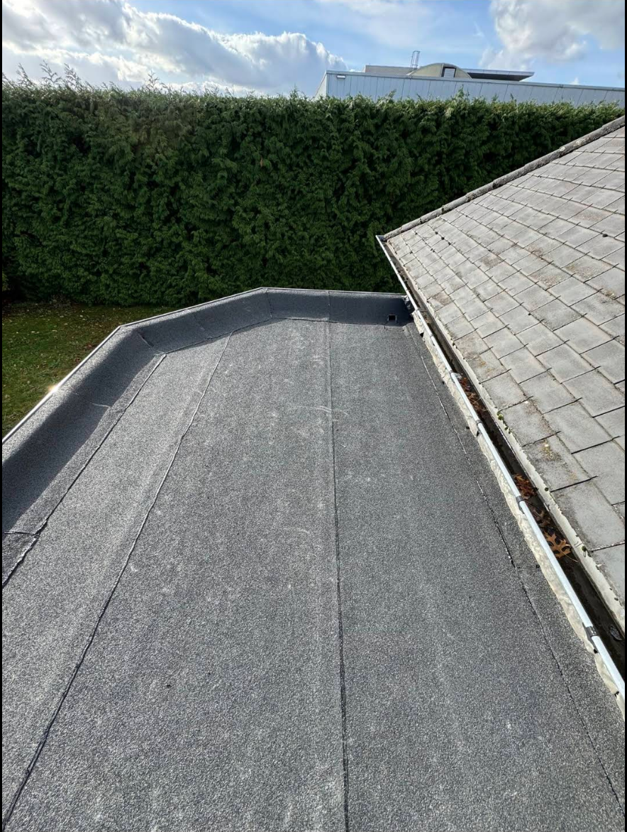 Het dak na installatie van de nieuwe EPDM folie