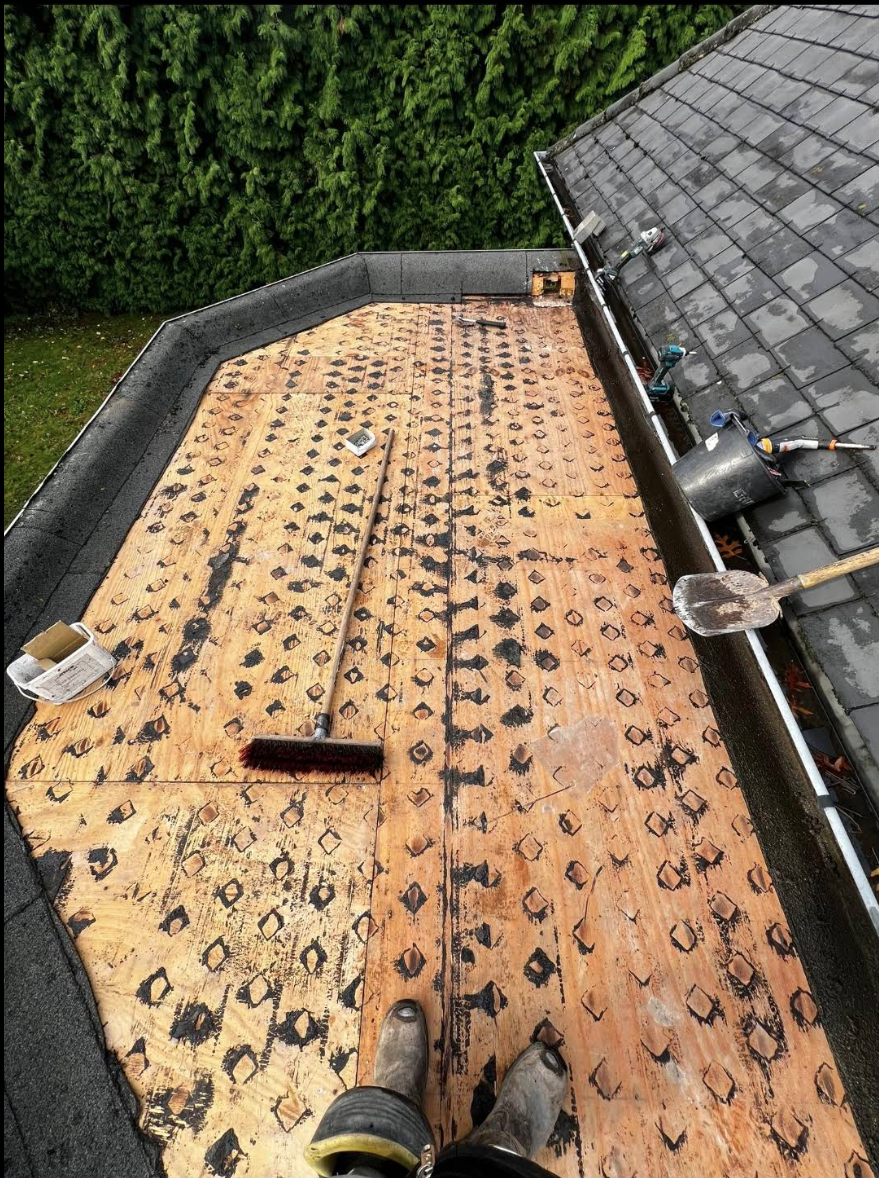 Vooraf foto van het dak vóór de EPDM renovatie